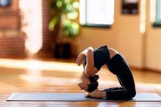 视频: 美女练 瑜伽囧相百出好 尴尬,女神教练教你解锁正确姿势