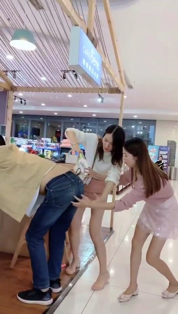  b>美女 /b>,你 b>摸 /b>我 b>屁股 /b>干嘛啊