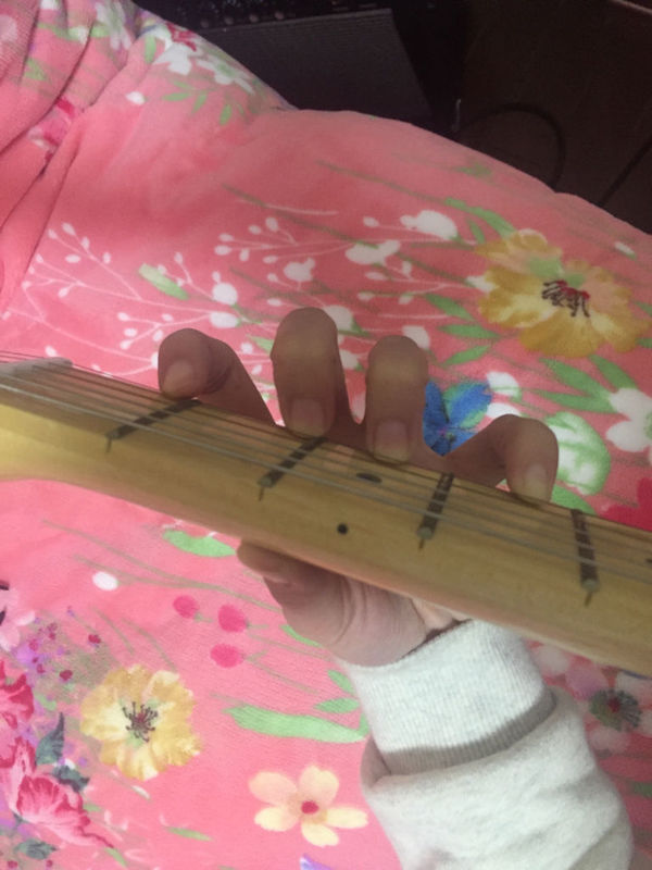 电吉他练爬格子的话左手按弦姿势是怎么样的?