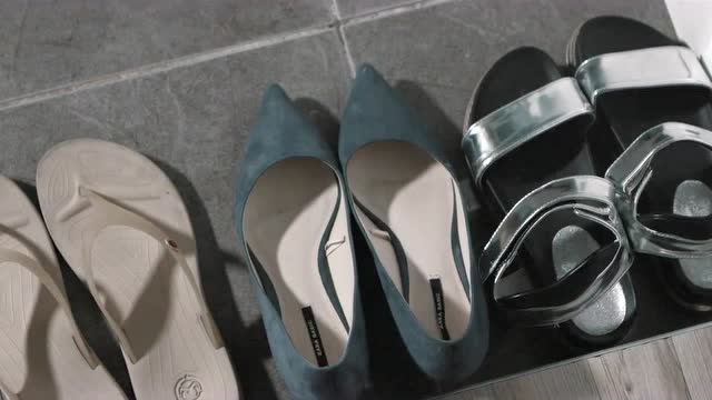 女子特意穿 b>高跟鞋崴脚 /b>了