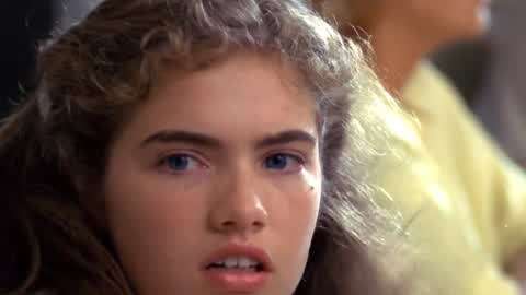 猛鬼街:南希上课终于,抵挡不住困意,又梦到了恐怖的事情!