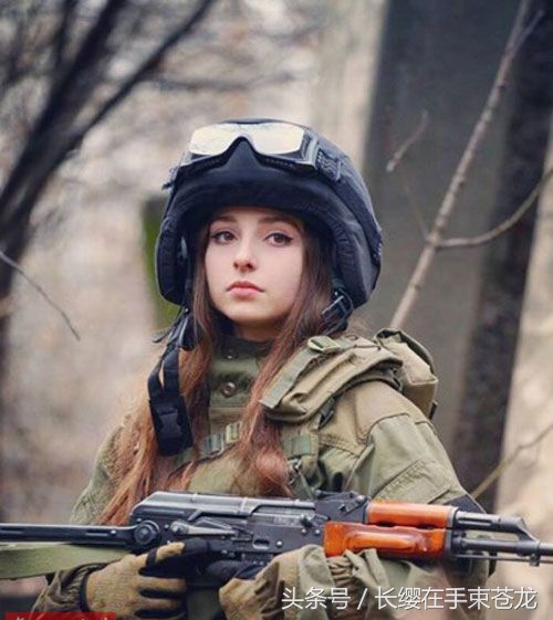 美少女拥枪入眠_"拥枪入眠"的俄罗斯美少女网红枪迷