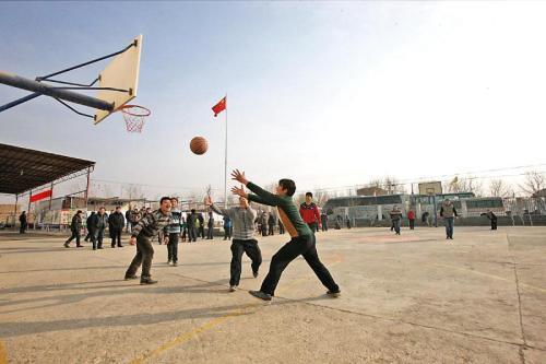 现代篮球运动是多少年由美国传入中国的