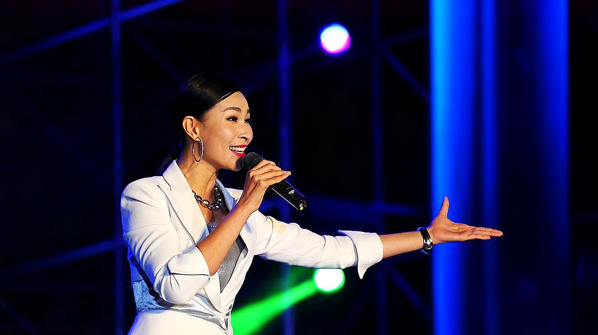 美女 b>曹芙嘉 /b>演唱的一首经典爱情歌曲《忘事随风》太好听了