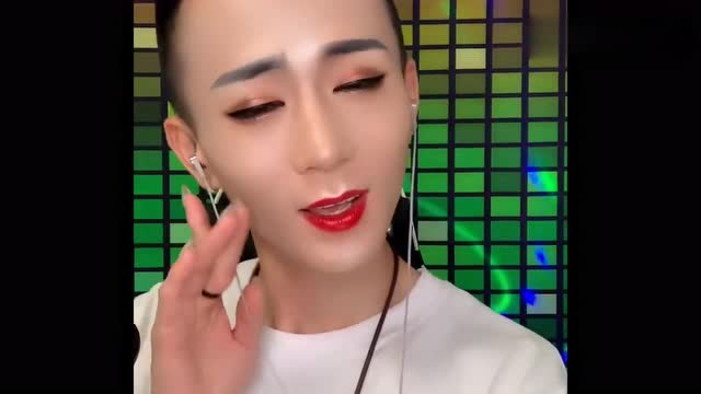 反串歌手本想好好秀一段,一不小心露馅了,好尴尬啊!