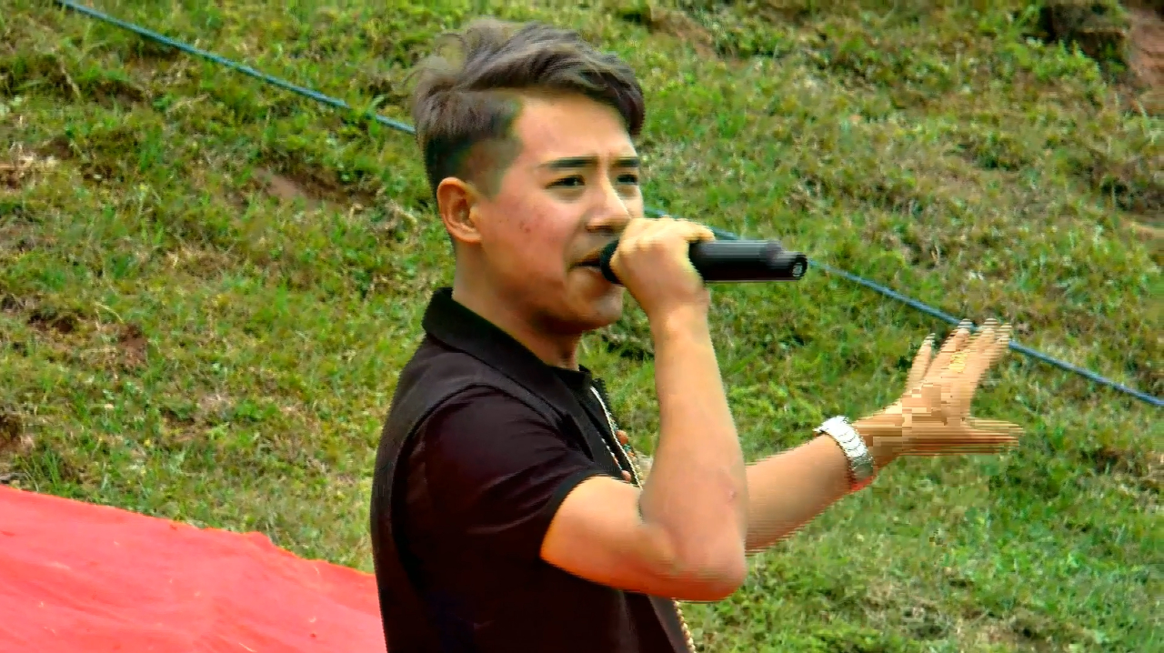  b>贵州流浪歌手罗静 /b>,在白保坡上连唱几首好听歌曲,人帅声音好听!