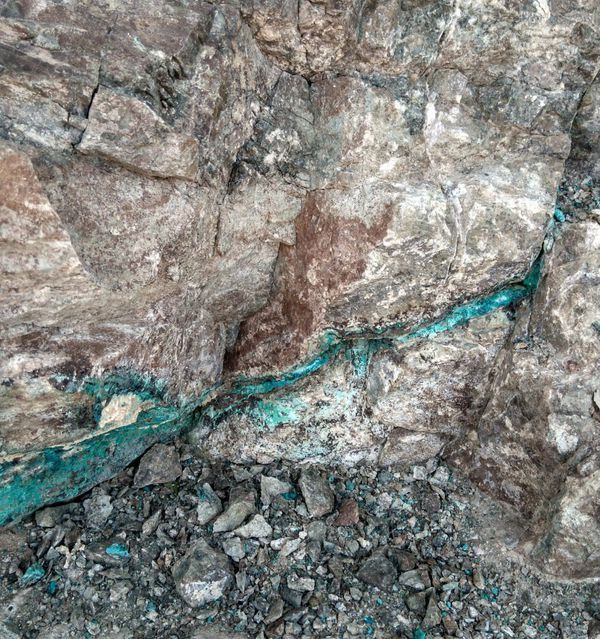 我家乡有个小山坡上有这么一个矿脉,大家看下这个图片,是绿松石脉吗?