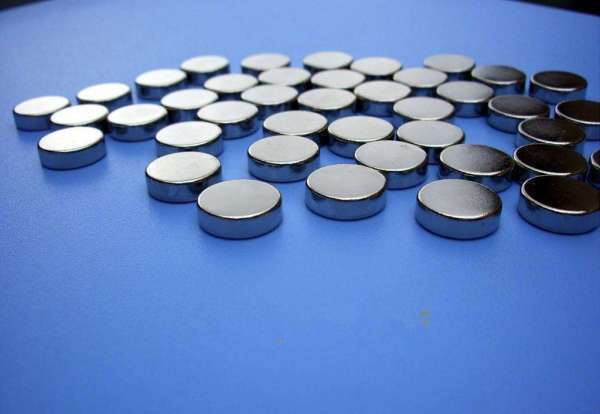 为什么磁铁掉到地上后会吸引很多灰尘?