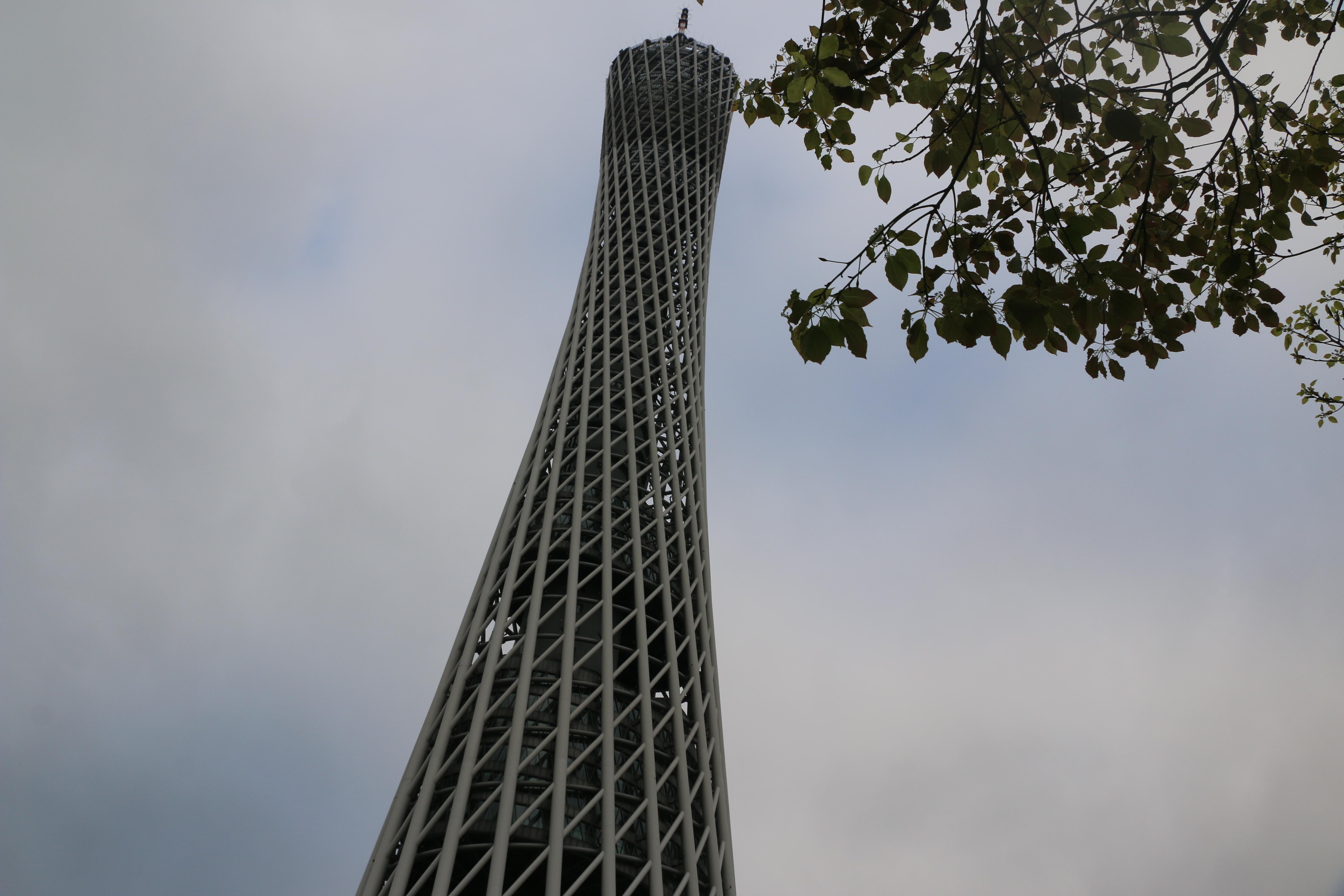 视频:广州最高建筑小蛮腰,广州电视塔高耸入云