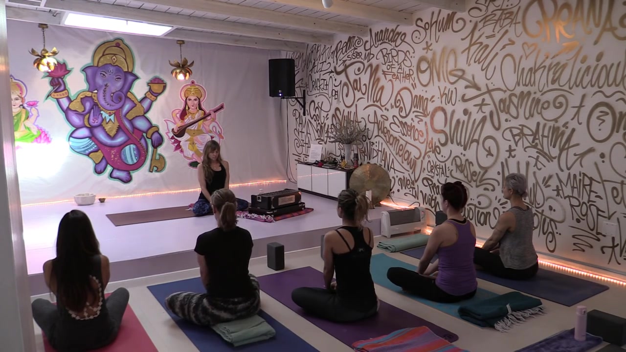 [图]Lotus Flow Yoga Workout with Kate Duyn Cariati