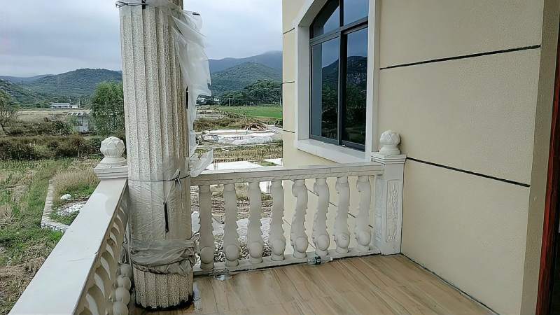 阳台 罗马柱,水泥护栏喷漆喷砂效果,一般挑出来2米5到三米左右