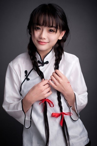 这个白衣服,麻花辫女孩是谁?