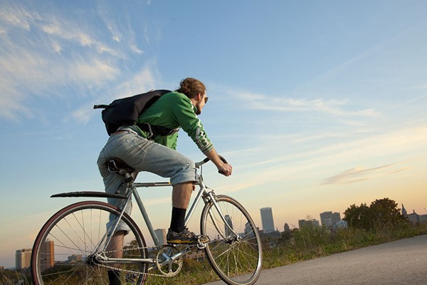自行车公认的是一种对人很好的运动,经常骑自行车对人的精神和心理有