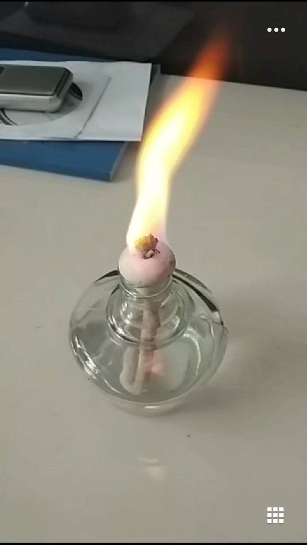 我的酒精灯在燃烧时候火焰慢慢变大，最后烧到灯芯管的边上，正常吗