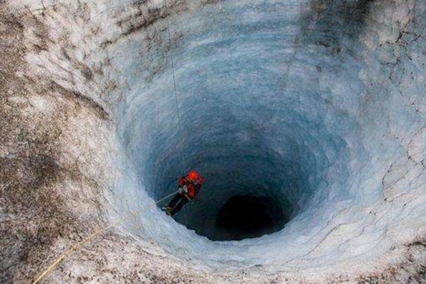 科学家钻了一个13000米深的洞,发现了地心人的踪迹,他们是怎么存活的?
