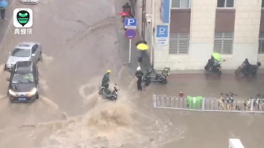 [图]宜昌暴雨袭城:积水顶开井盖奔涌下坡,男子被卡水中弃车脱险