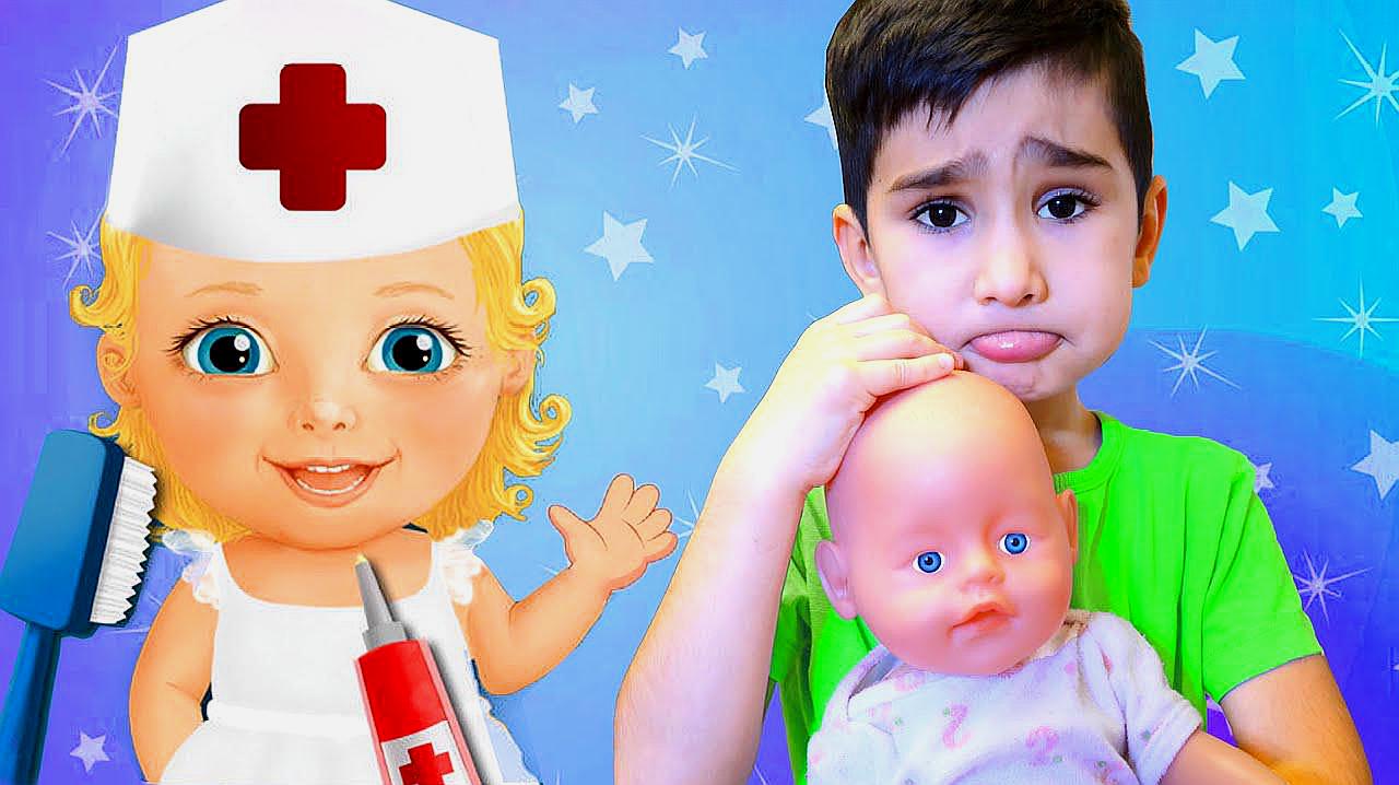 儿童扮演 b>游戏 /b>:小男孩扮演 b>医生 /b>给婴儿娃娃 b>打针 /b>