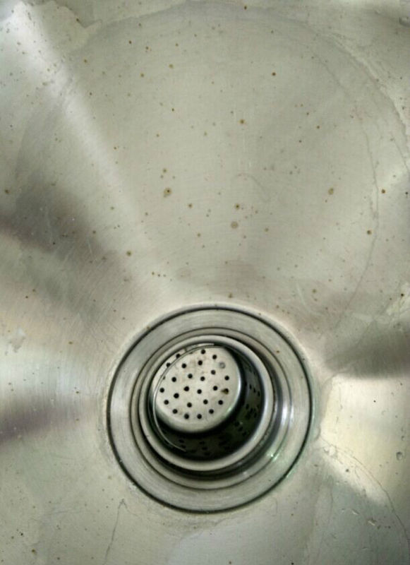 洗抹布用洗菜盆,油烟机没有使用,锈蚀点很多,什么情况,多谢.