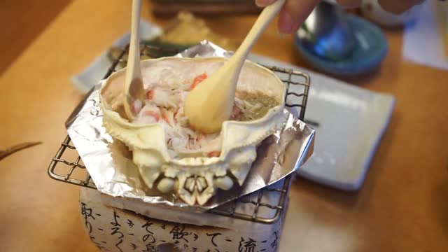 渔民捕获 b>日本 /b>帝王蟹,壳做容器做甲壳烧!