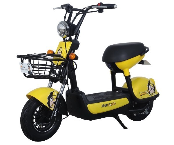 一辆雅迪蛋蛋如图,店家不给上牌,店家说18年新规小型电动车都不用上牌