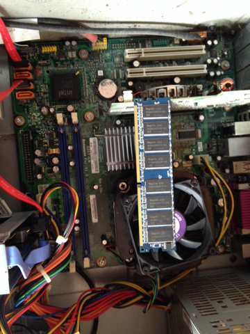 电脑内存卡槽两边一样长 内存条却一边长一边