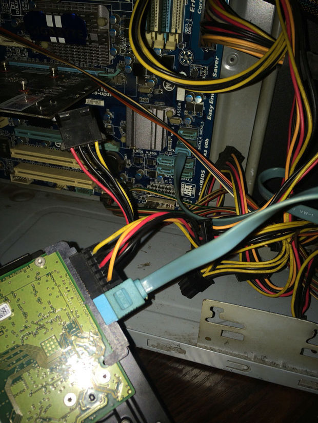 脑硬盘这两根线应该怎么插? 电脑启动不起来了