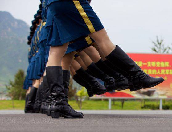 阅兵女兵穿靴子脚臭图片