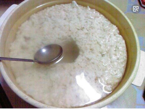 做米酒的时候放入容器后到底要不要加水!加的话加多少?