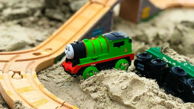 培西小火车在沙滩轨道上行驶着,真棒