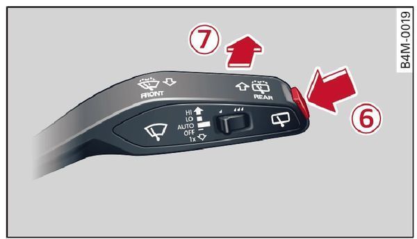 奥迪a4后挡风玻璃雨刮器开关在哪里?