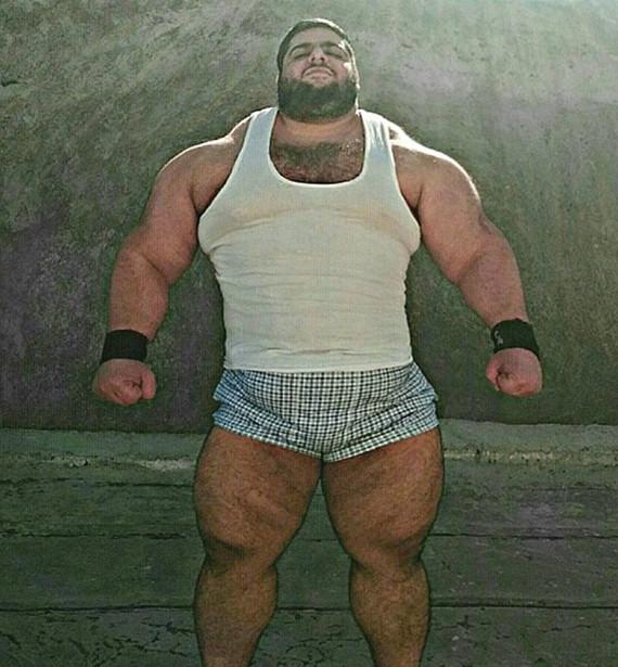 现实版绿巨人_伊朗巨兽!现实版绿巨人,网友:没人能接他一拳!