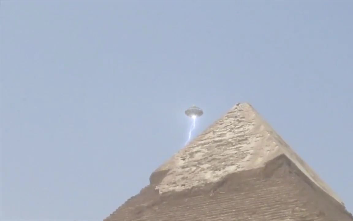 实拍悬停在金字塔上空的ufo,疑似在从中吸取能量