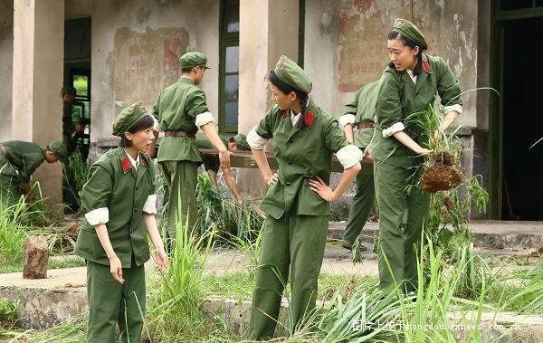 79年,部隊裡統一穿的是65式軍裝. 現在很難買到真貨了.