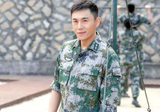 你觉得秦昊在《尉官正年轻》中的形象是什么样的?