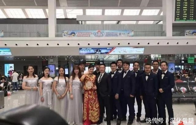 新郎对新娘做出意外举动