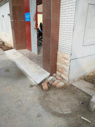 请问风水专家,我家大门口右边,有一口污水井管