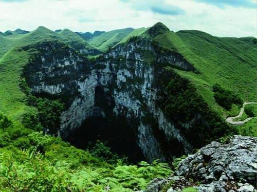 25 广西壮族自治区地貌总体是山地丘陵性盆地地貌,呈盆地状