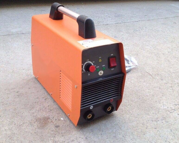 扩展资料: 1,电焊机优点:电焊机使用电能源,将电能瞬间转换为热能,电
