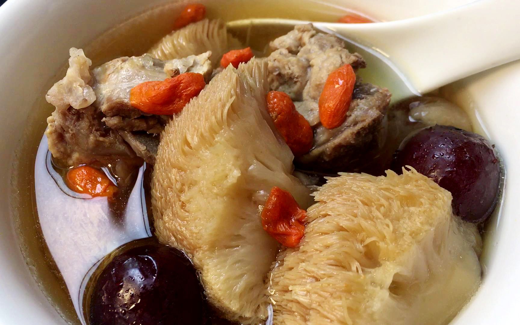 【猴头菇龙骨汤】胃不好要多喝这碗汤,配料与做法简单,学会要多给家人