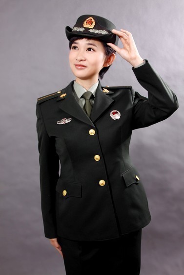 请问军校学员穿的常服是干部的还是士兵的?