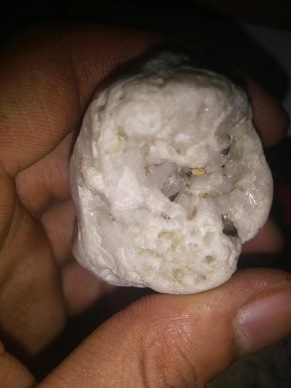 石头里面有晶体是什么石头灯光照会透明