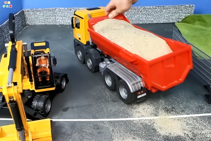 视频:儿童益智大卡车,挖掘机,大铲车和小汽车玩具