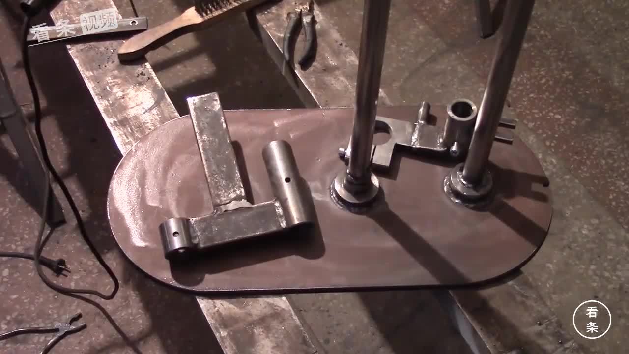 国外牛人自制的 钻床,结实又省力,钳工看了都说好!