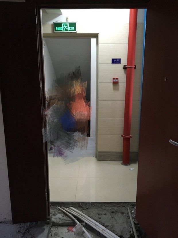 入户门与楼梯隔着防火门,并且对着消防管