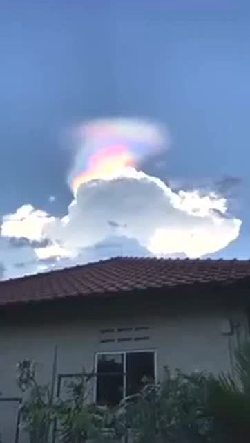 新加坡上空出现罕见的 火焰彩虹