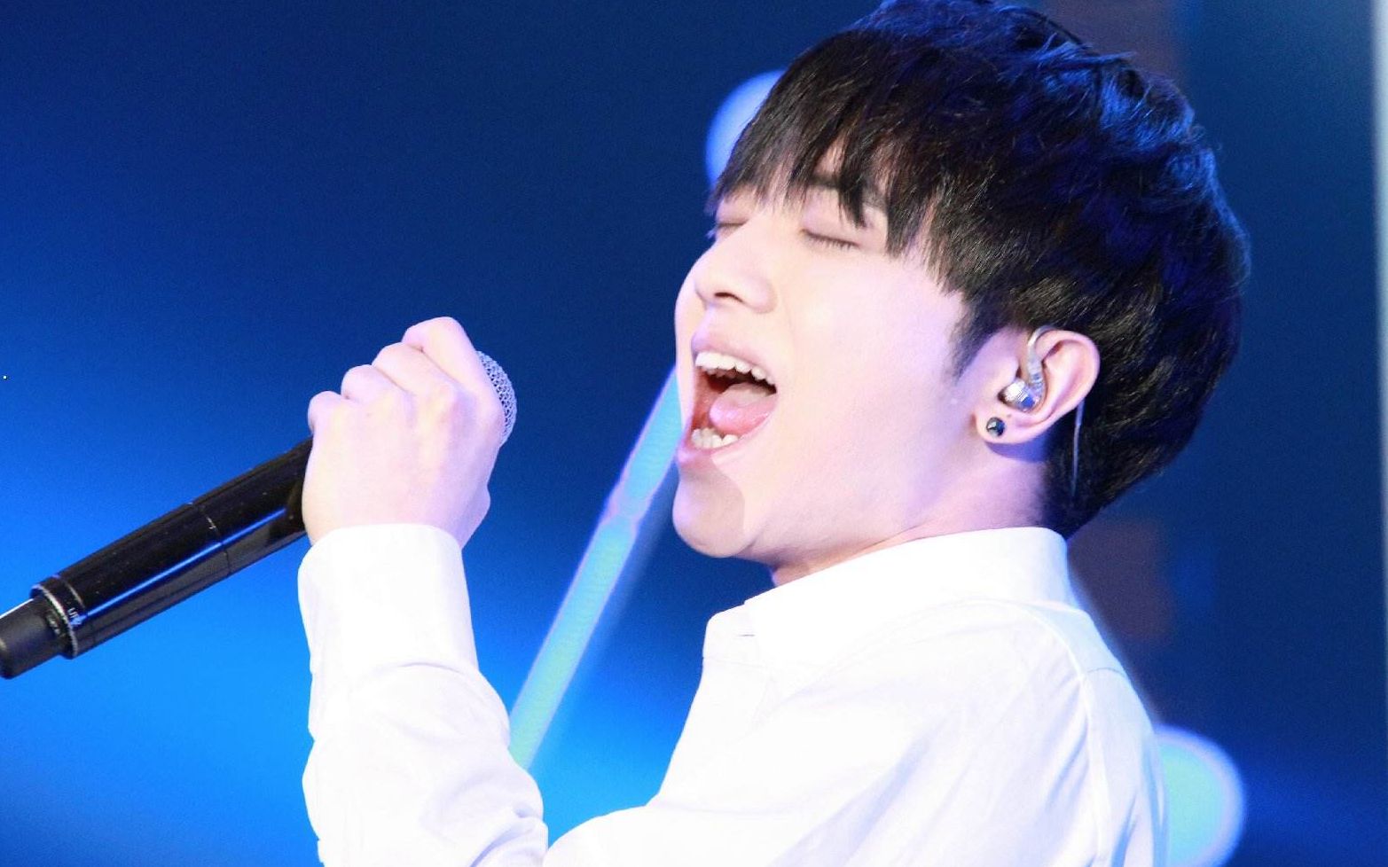 【唱歌教学】学好它就能掌握咽音黑嗓?万能的气泡音,发声技巧之始