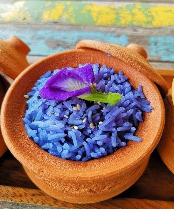 随着蝶豆花的普及,很多消费者创新出各式各样的蝶豆花美食,比如滋补甜