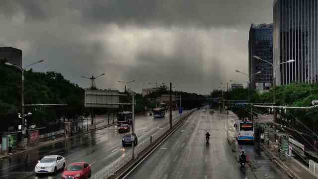 [图]雨后清晨第一缕光,北京天空现“流光瀑布”