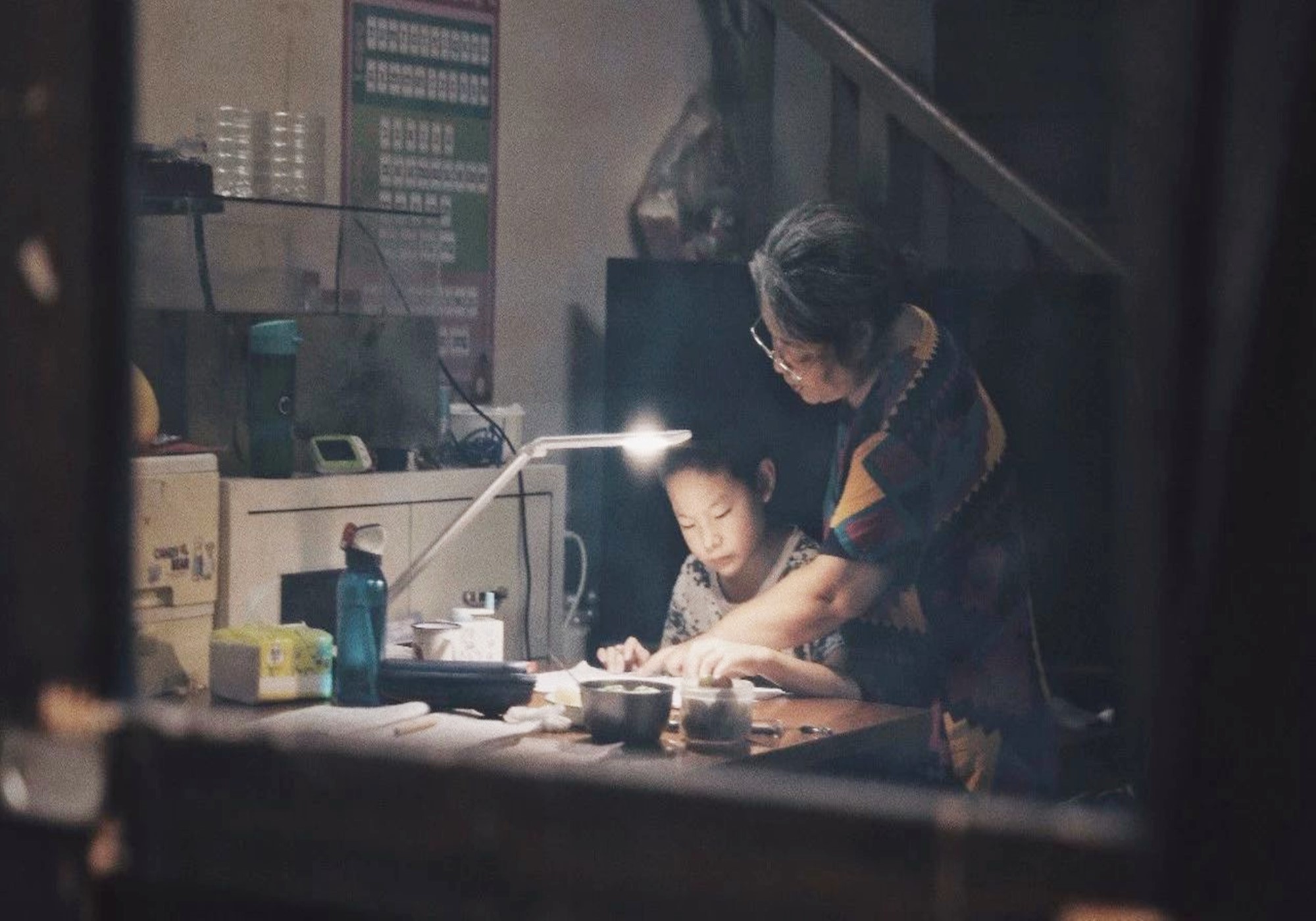 上海妈妈辅导女儿作业