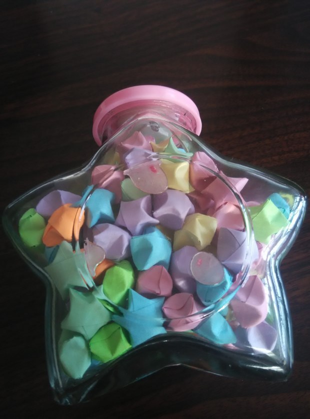 玻璃瓶上的强力胶水怎么去掉 不是标签胶 有图